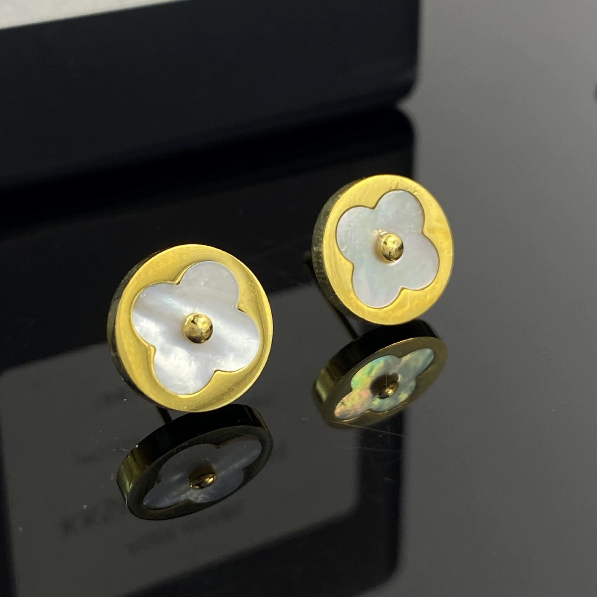 Nuevo acero de titanio en caliente blanco concha de cuatro hojas collar de hierba para mujeres ins estilo universal nicho 18K oro no se desvanece joyería