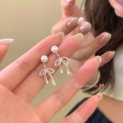 絶妙なリボン模造真珠のイヤリング女性のためのライト高級ニッチハイエンドイヤリング 2025 新しいトレンディなイヤリング卸売