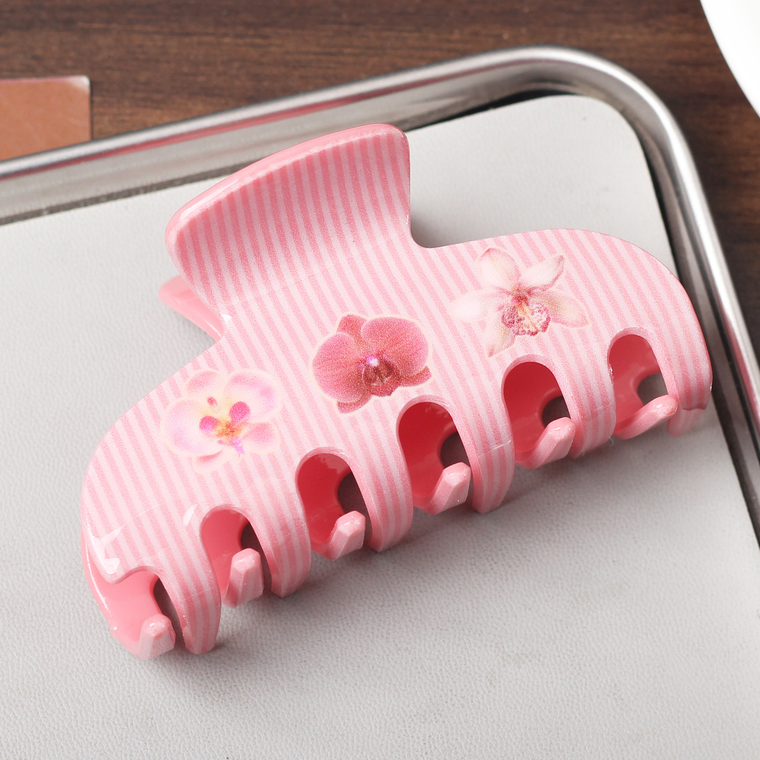 Pequeñas flores de pinzas de cabello acéticas dulces y frescas tocadillos japoneses lindos en la parte posterior de la cabeza, pinzas de cabello de tiburón