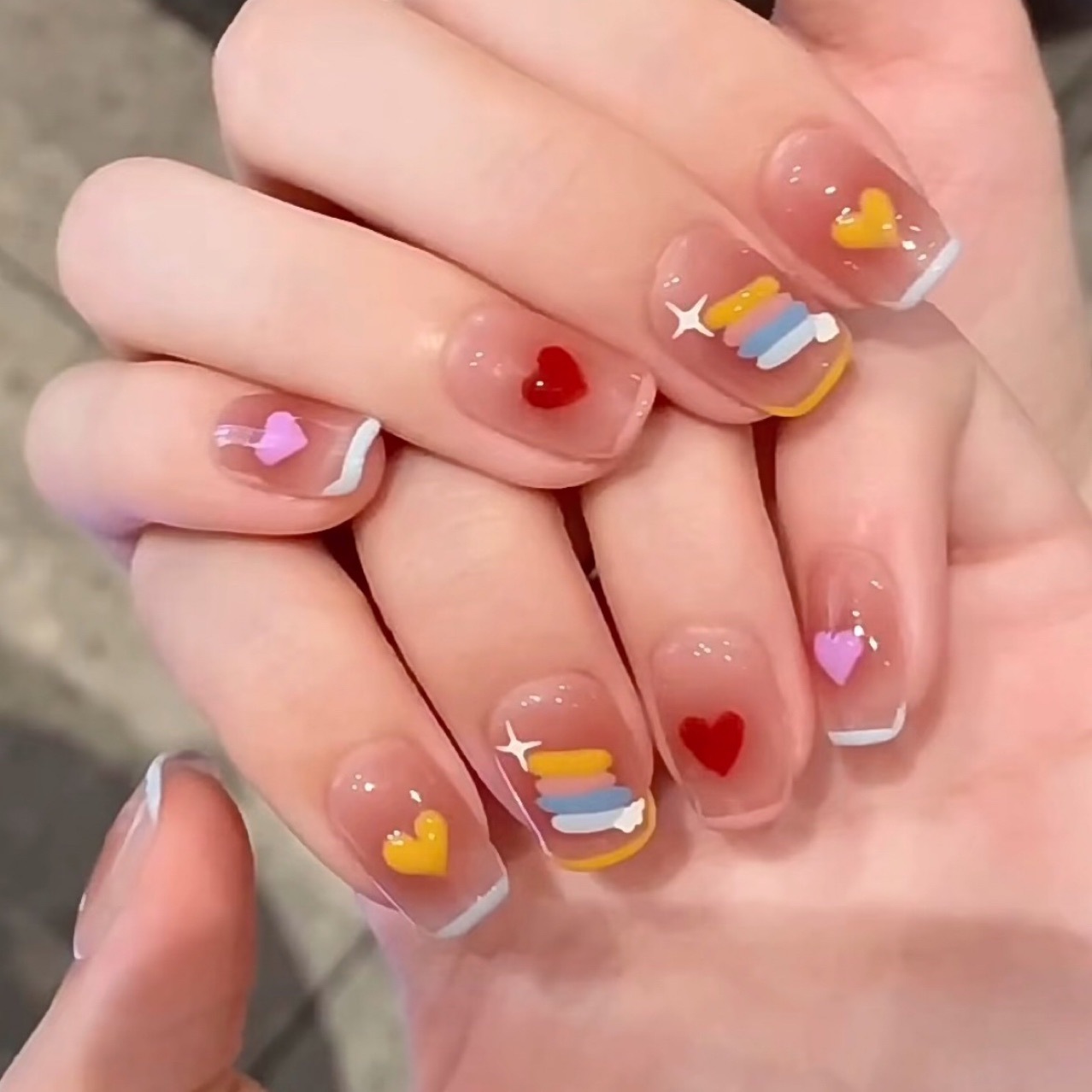 Manicura desgaste hecho a mano del arco iris caramelo melocotón corazón desgaste manicura