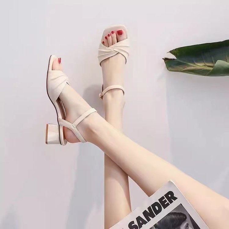 Sandalias mujer verano 2025 nuevo estilo caliente moda todo fósforo tacón medio tacón grueso con zapatos de tacón alto zapatos romanos