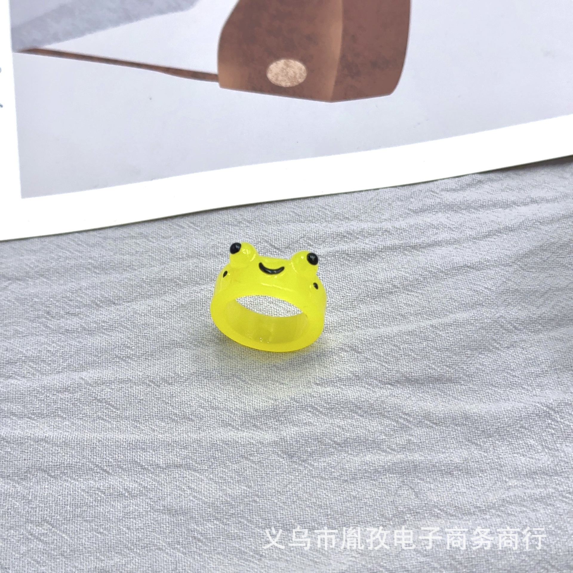 Rana luminosa anillo de resina transfronteriza Venta caliente colorido personalizado animal dibujos animados lindo anillo de dedo Rana solitaria