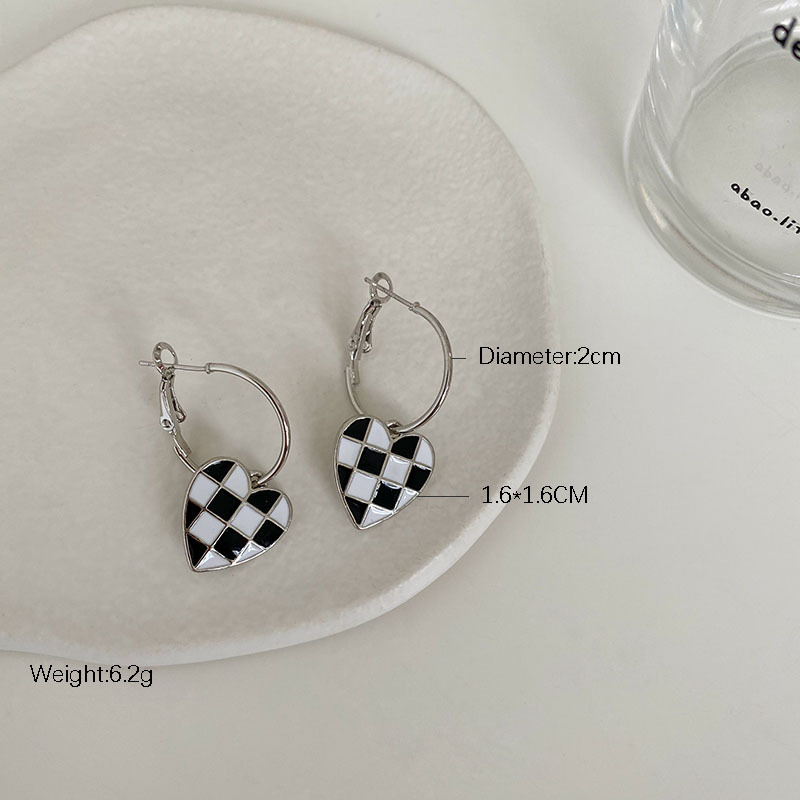 50g Weight No Inlaid Inlay Material Korean Version Of Black And White Checkerboard Dripping Heart Earrings Female Wholesale