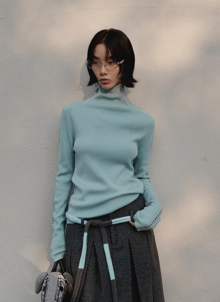 ユニティモードデザイン感手縫いタートルネックウールセーター女性の冬の色は底にニットを合わせます。