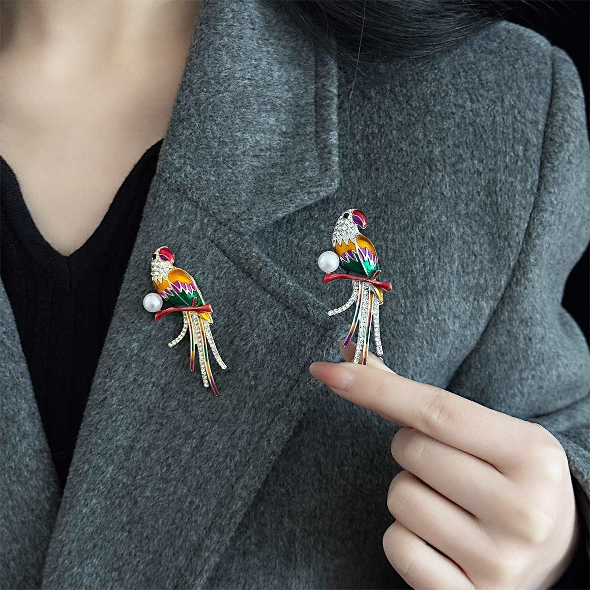 New simulation parrot brooch fashion luxury enamel pearl bird collar pin personality accessories corsage women