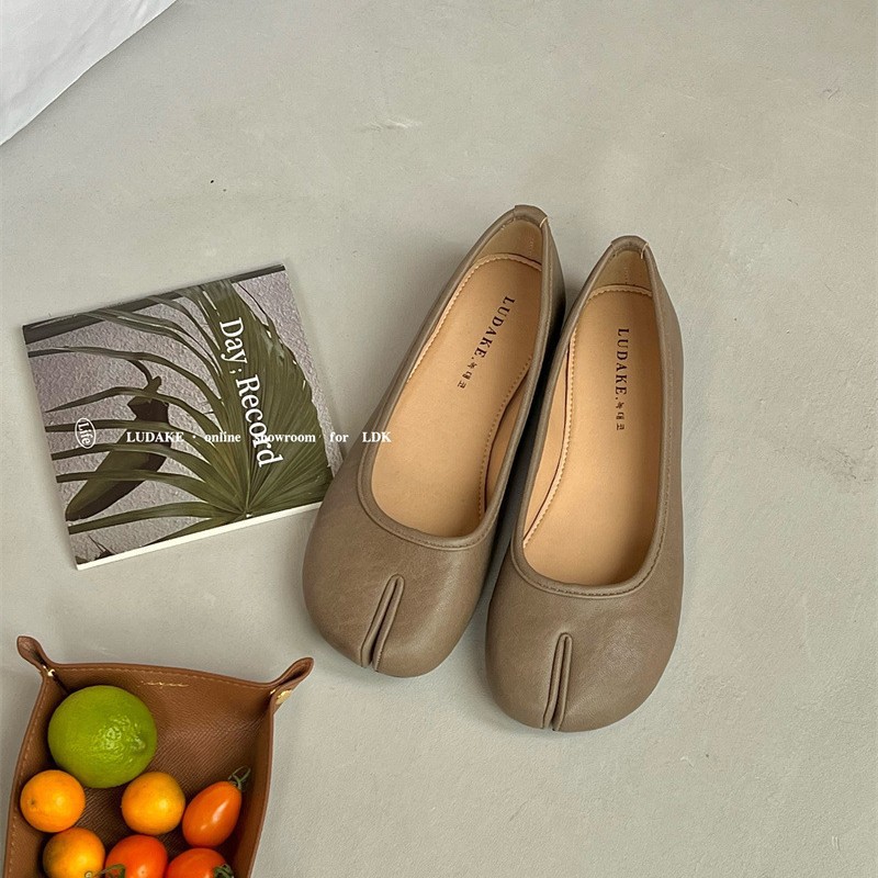 Korean-style split-toe shoes women's 2025 spring new soft leather shallow mouth one-step pig's trotters soft bottom retro low heel single-layer shoes