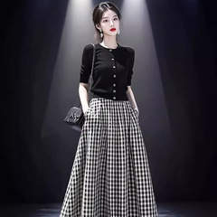 新しい女性の服装は寛大で控えめで、スリムで肉感のあるオールドマネースタイルのスカートツーピーススーツで、秋に多用途に使えます。