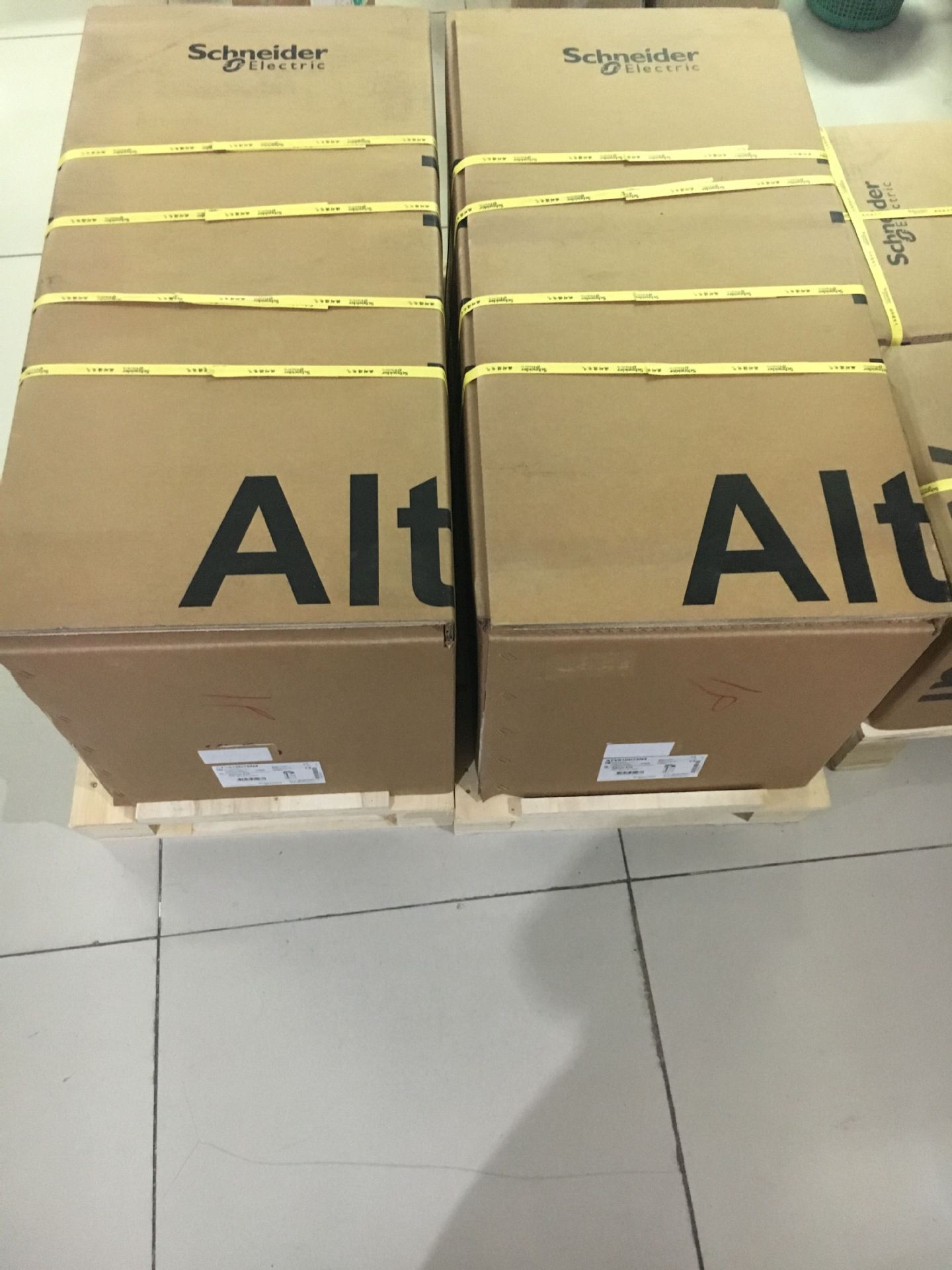 全新特价渠道变频器132KW ATV630C13N4官方正品质保一年