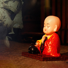 太陽能小和尚搖頭車載擺件小沙彌汽車中控台個性創意裝飾車內用品