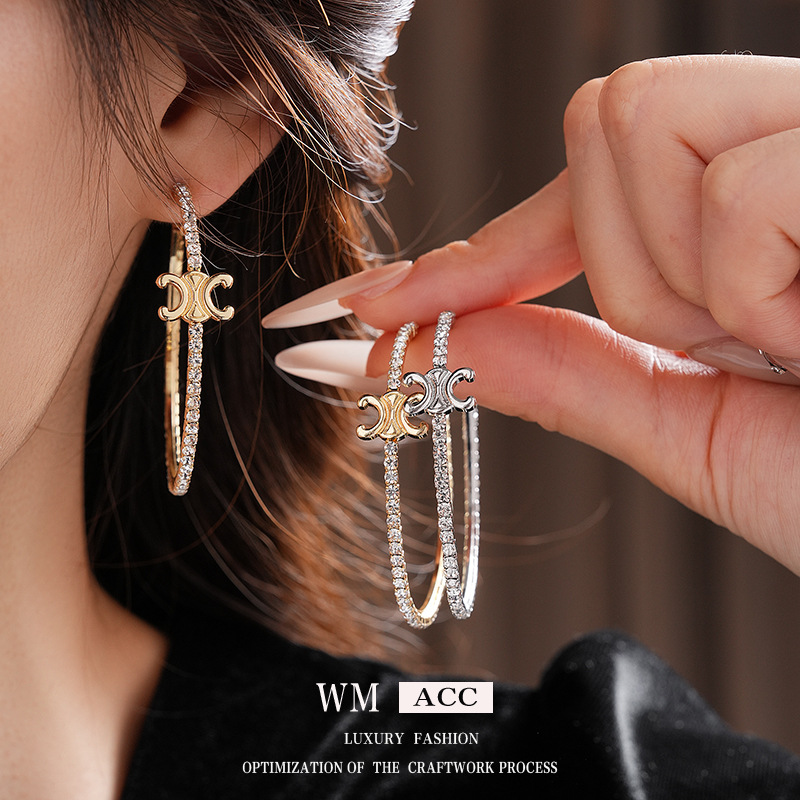 Agujas de plata con diamantes letras C pendientes transfronterizos fríos aretes exagerados para mujeres europeas y estadounidenses de moda ligera y lujosa alta sensación de pendientes image 1