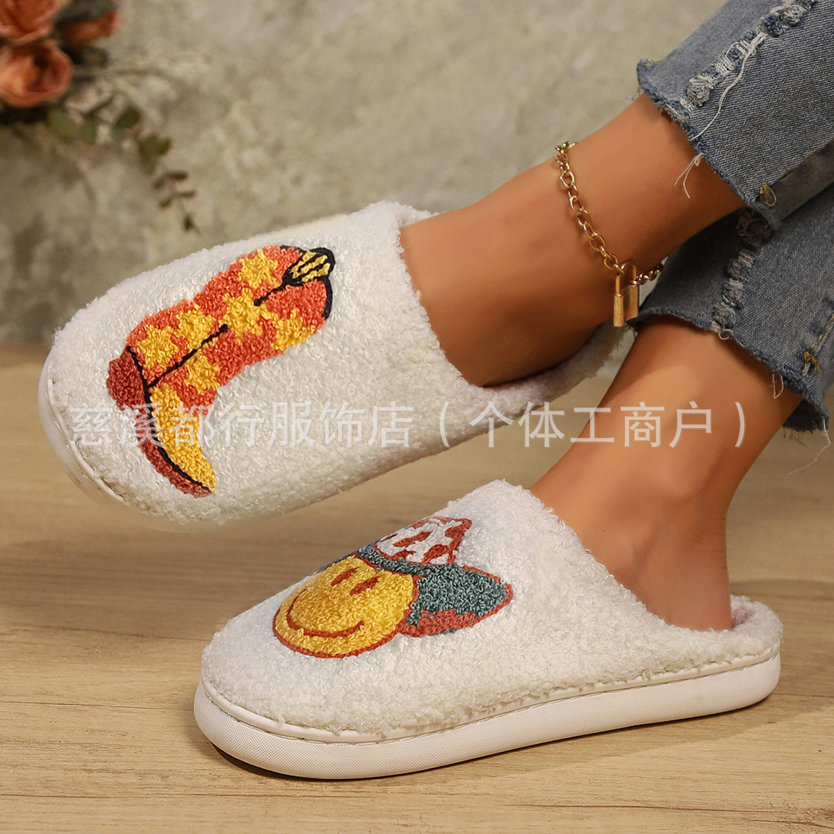 Zapatillas de algodón damas otoño y invierno interior bordado dibujos animados antideslizante piso de peluche pisar zapatillas de algodón