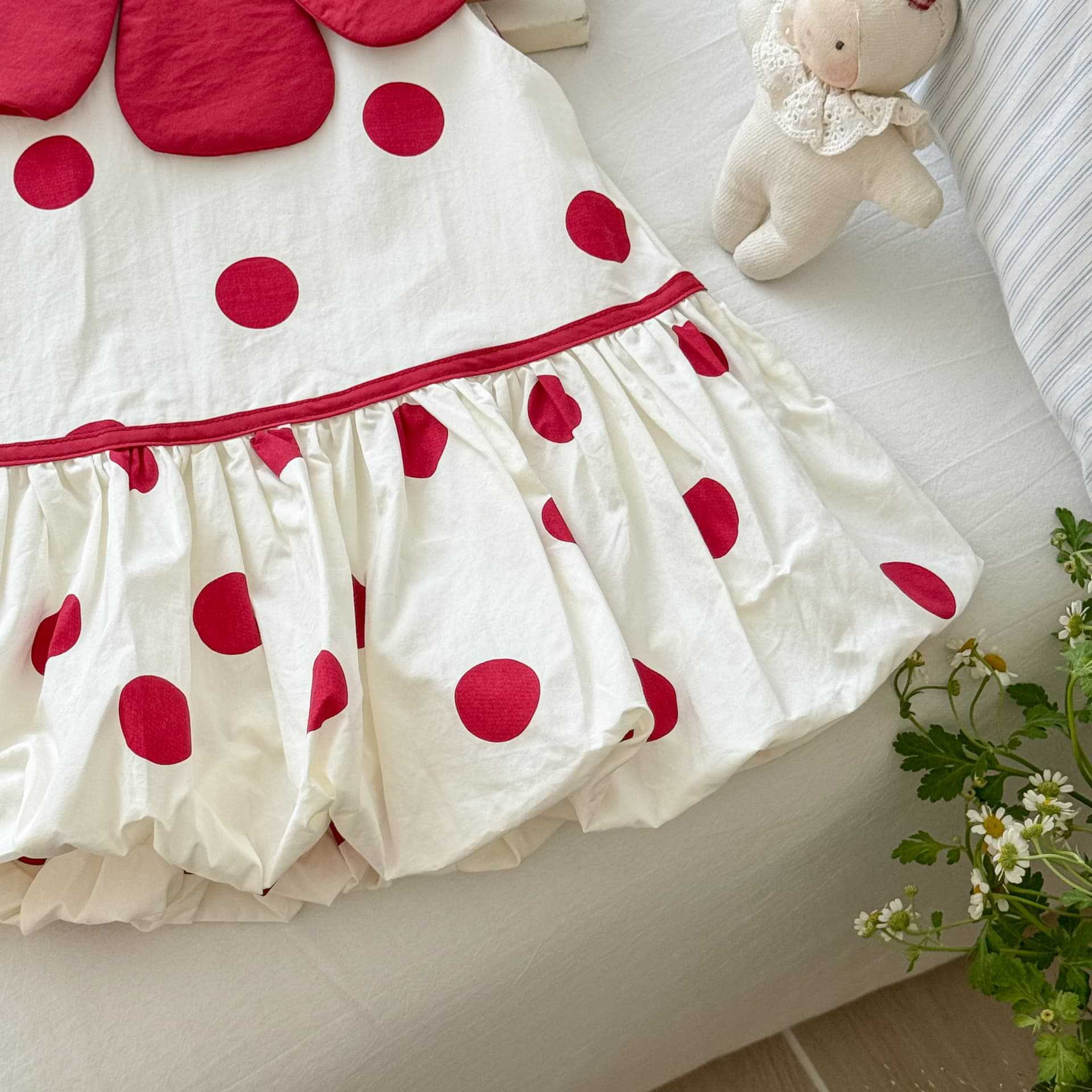 Vestido sin mangas fresco con solapa bordada de pétalos de color contrastante de siete niñas con limón salado 2025 falda de punto redondo grande de verano marea