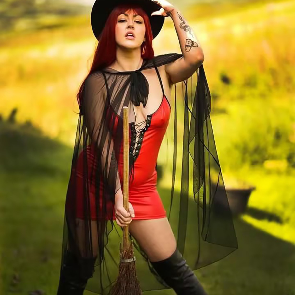 Comercio exterior europeo y americano más tamaño lencería sexy rojo profundo V encaje-arriba imitación cuero sexy Correa camisón al por mayor r81058