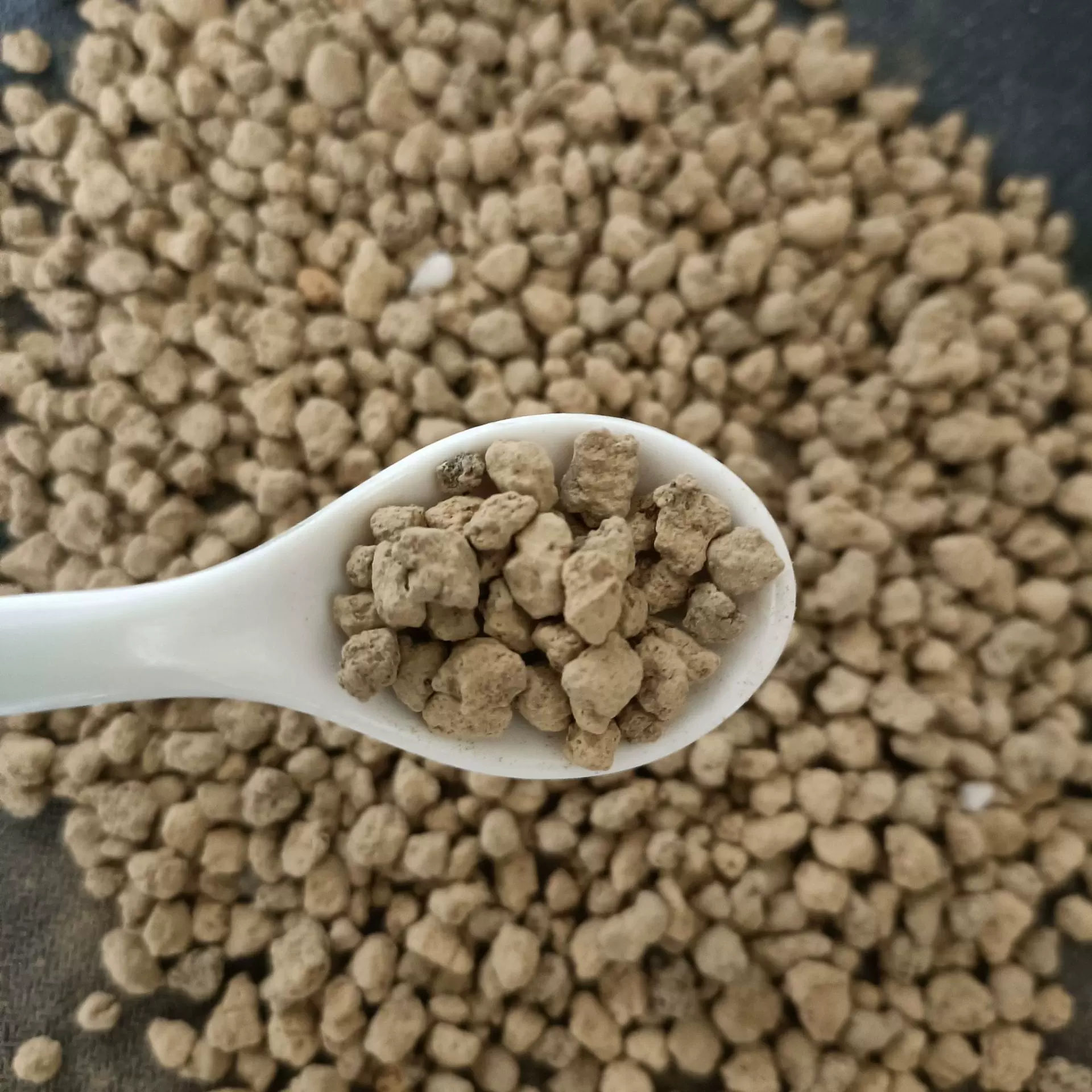 厂家供应赤玉土颗粒多种植物营养土多肉种植土栽培基质量大价优