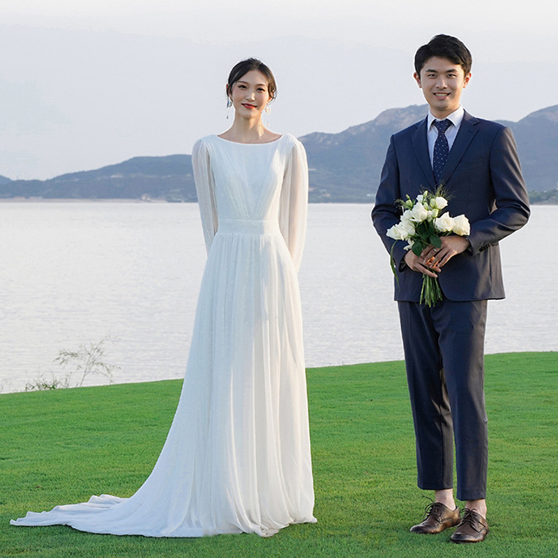 轻婚纱2026新款缎面长袖新娘结婚旅拍简约大气森系出门纱小拖尾女