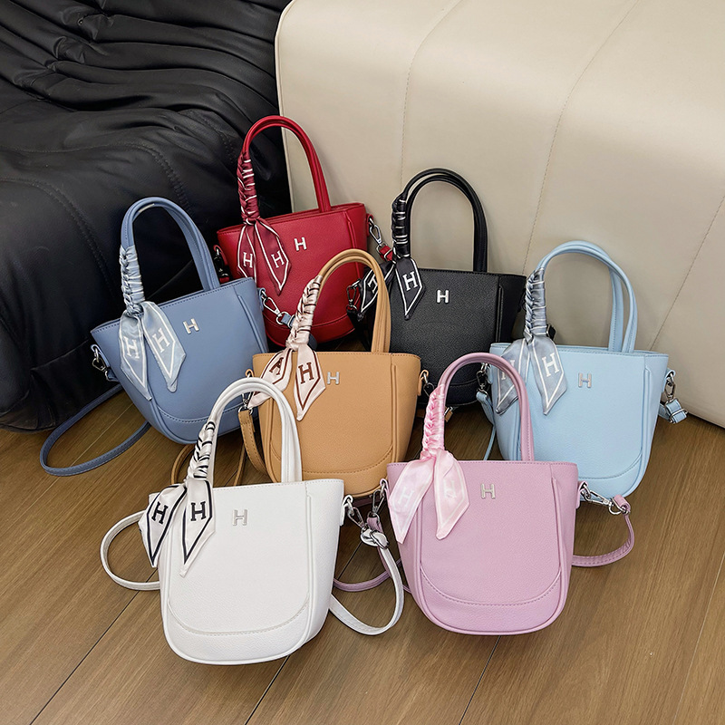 Bolso de cubo de mano 2024 Bolso de hombro de todo fósforo de viaje nuevo transfronterizo Bolso de alta capacidad Bolso de mensajero de bufanda de seda