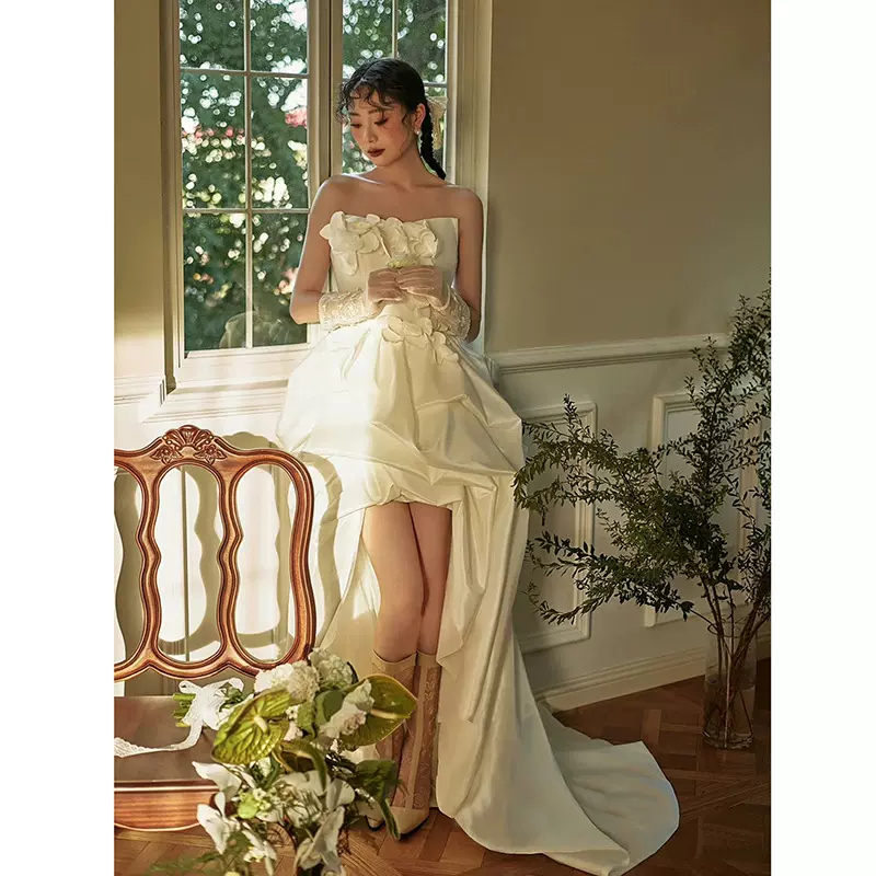 2025新款性感气质抹胸新娘缎面花朵前短后长小拖尾仙气旅拍婚纱