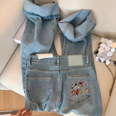 水色のアルファベットの刺繍のストレートジーンズの女性2025春夏の新型のハイウエストはやせています。