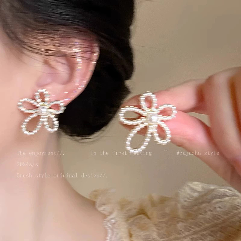 2026 viento falso sensación de atmósfera super inmortal pendientes de flores de malla temperamento suave de chiffon para mujeres pendientes
