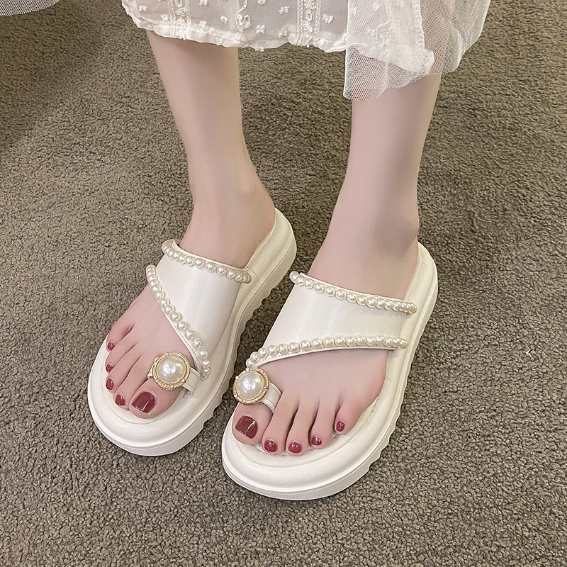 Kleine Duftende Wind Dicke Sohle für frauen 2024 Sommer Neue Mode Perle Schmuck Strand Schuhe Abdeckung Zehe Nach Außen tragen_voghion.com