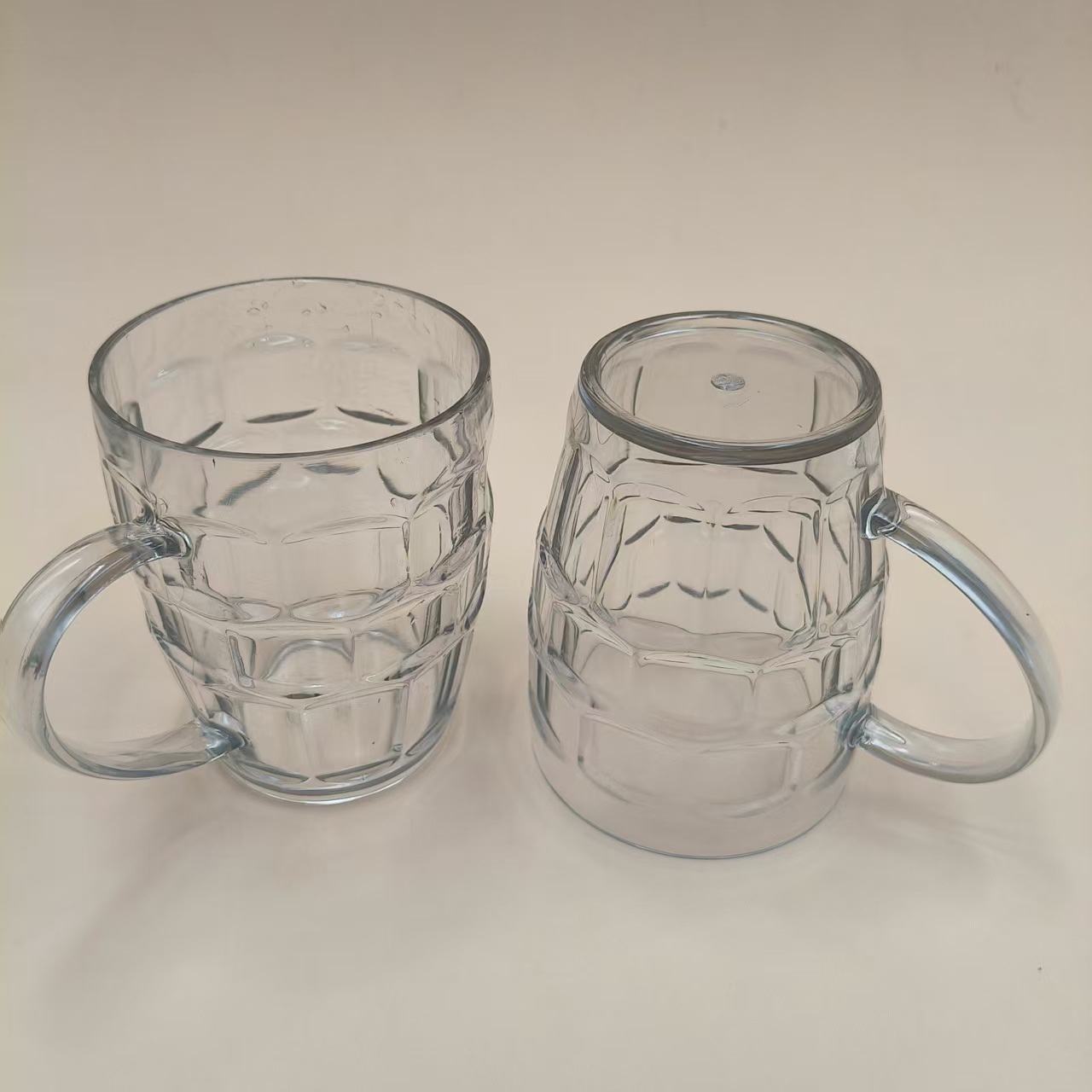 El fabricante lleva al por mayor una taza de cerveza transparente, una taza de plástico, una taza de piña creativa, una taza de té con leche, una taza de cerveza. image 1