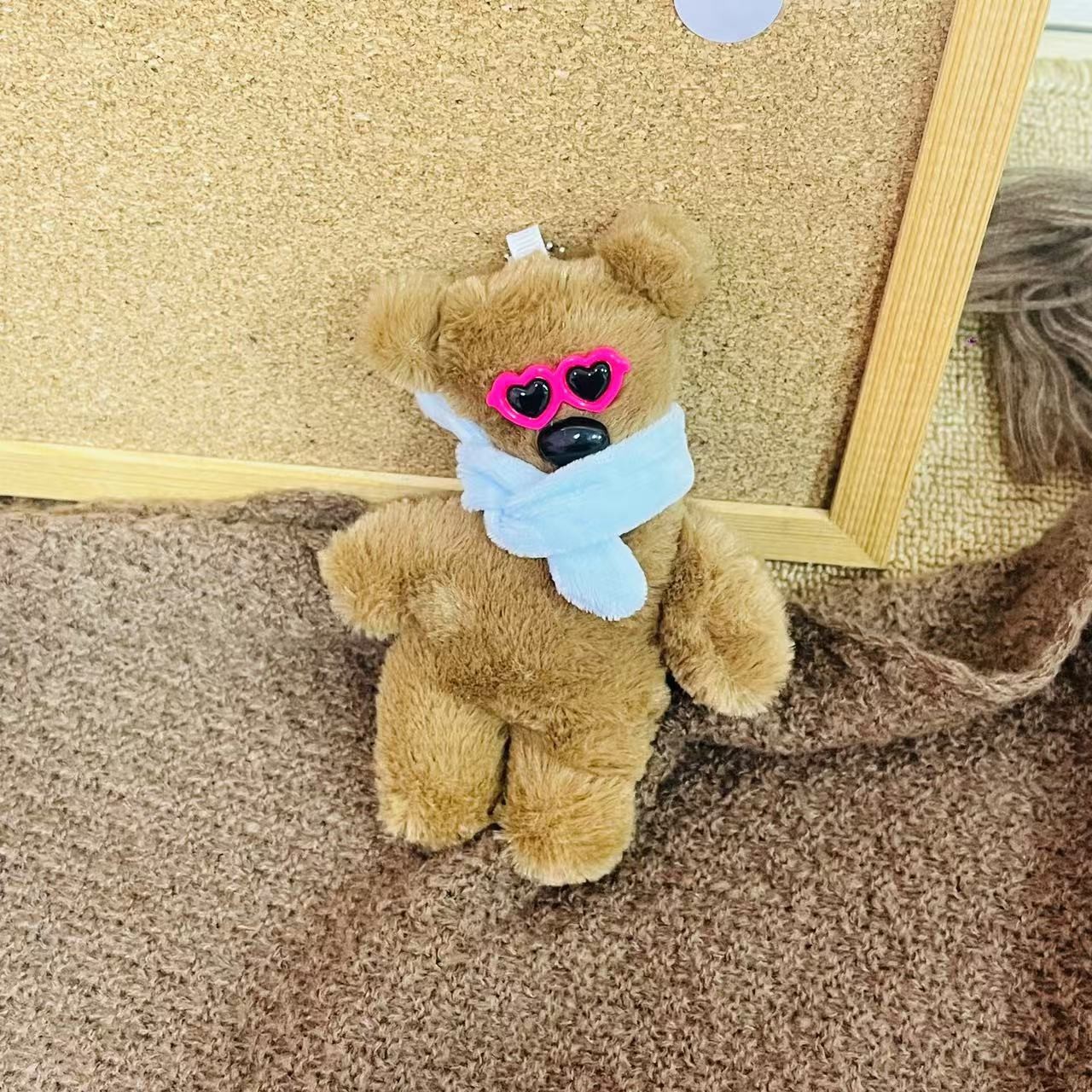 파란색 스카프와 선글라스를 쓴 테디베어 [카다몬 로프]
