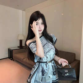纯欲性感短袖慵懒宽松印花斜肩蝙蝠袖上衣设计感小众露肩仿雪纺衫