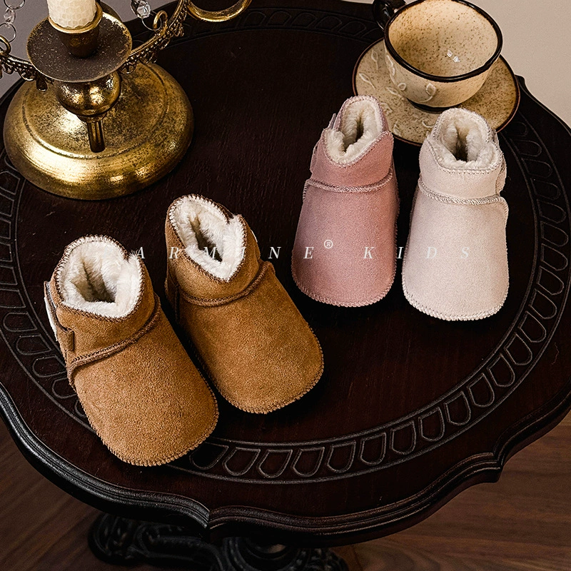 Настоящие кожаные детские туфли из плотного хлопка с флисовой подкладкой, ручная работа, новая модель зимы 2025 года, теплые зимние сапоги на мягкой подошве для малышей.