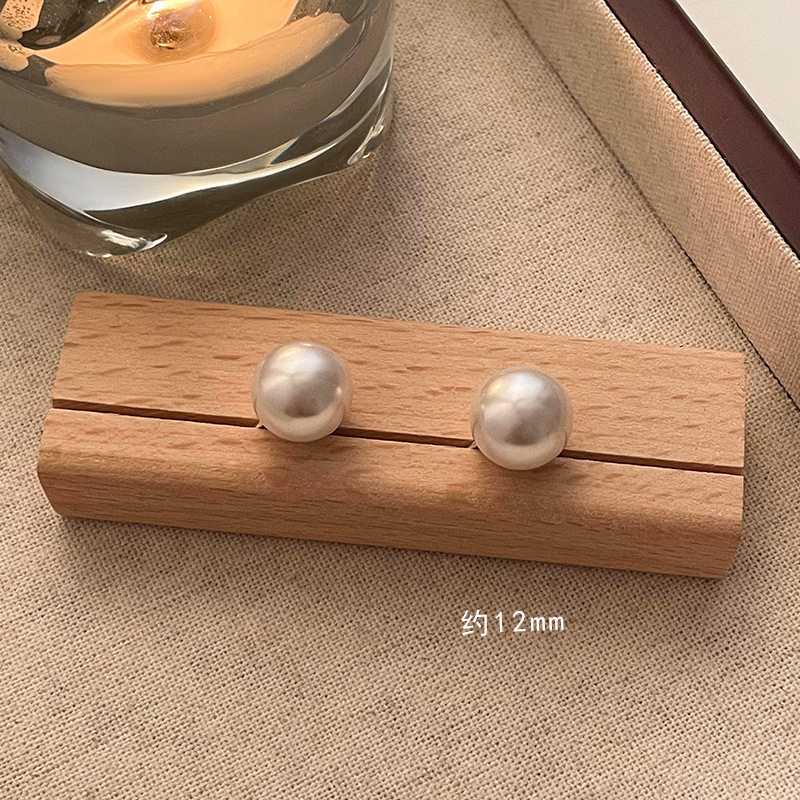 Luz de lujo de alto nivel nicho de diseño femenino sensación de aretes de bordilla temperamento perla asimetría joyería perla al por mayor