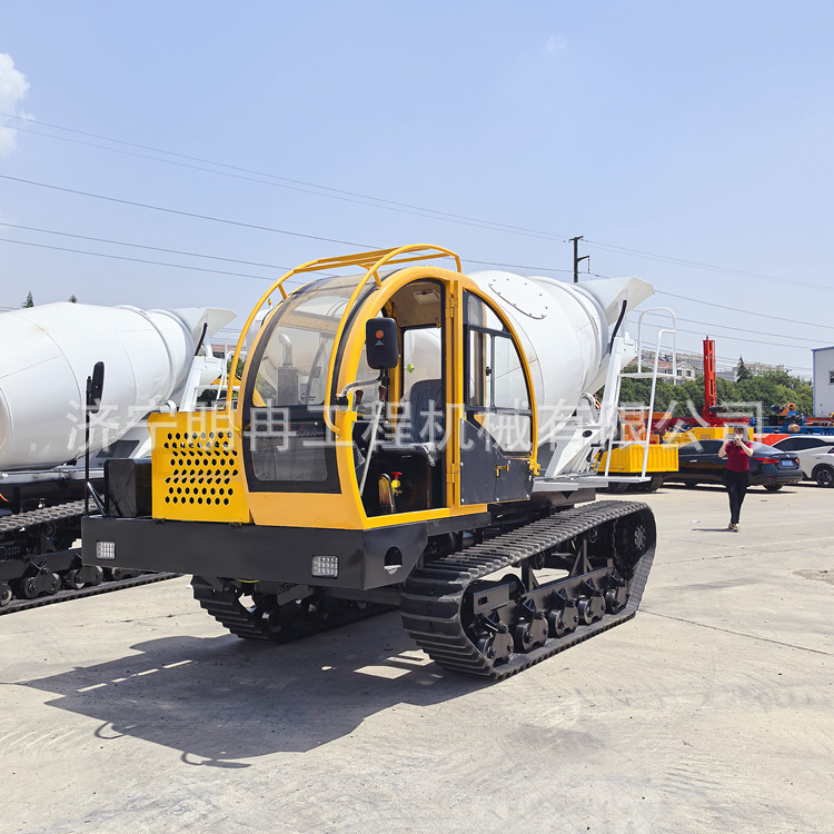 2024全新橡胶履带搅拌罐车 爬山虎运输水泥搅拌车 强制式搅拌泵车