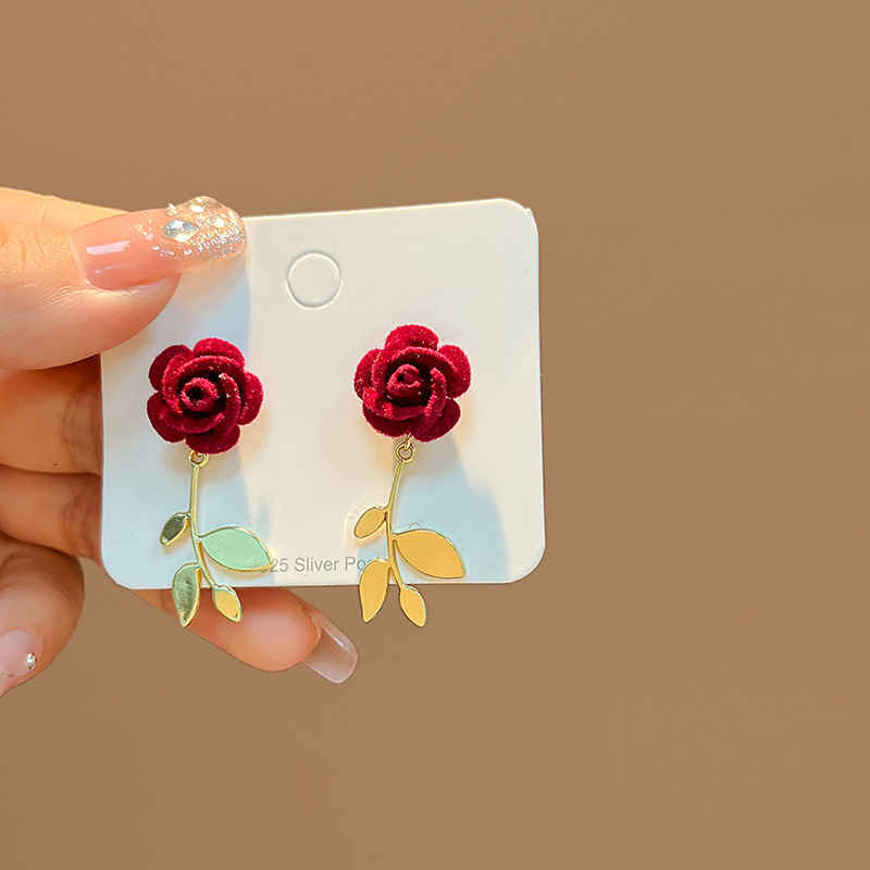 Aguja de plata Otoño e Invierno rojo vintage flocado arco borla pendientes ins Año Nuevo vino rojo Bola de piel pendientes de perlas