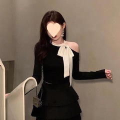 透かし彫りのつなぎ合わせのデザイン感の小さい大衆の百合の気質の丸首の黒い春と秋はやせています。