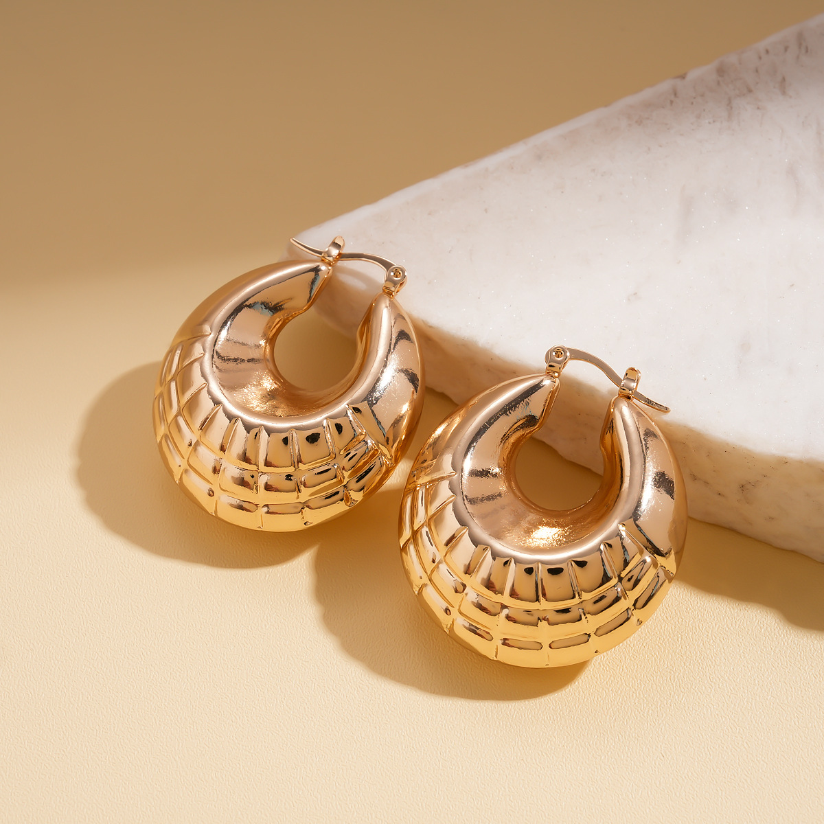 Europa y los Estados Unidos retro metal geometría hueco pernos de orejas redondos de patrón de moda personalidad simple nicho de alta calidad pendientes