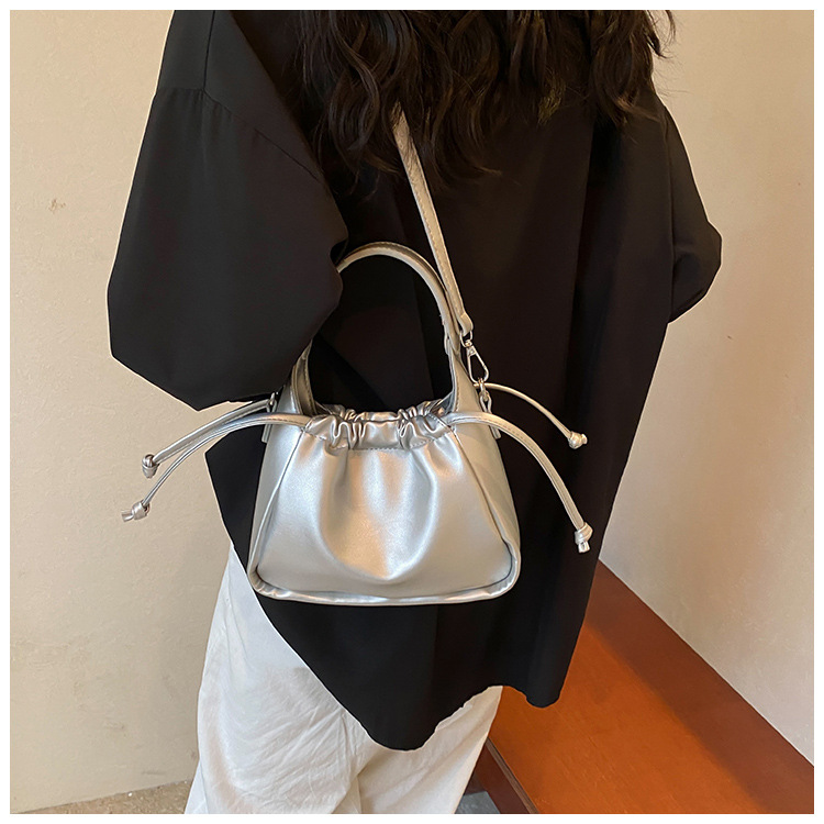 Korean version fashionable drawstring handbag for women 2024 new large capacity bucket commuting versatile shoulder_voghion.com