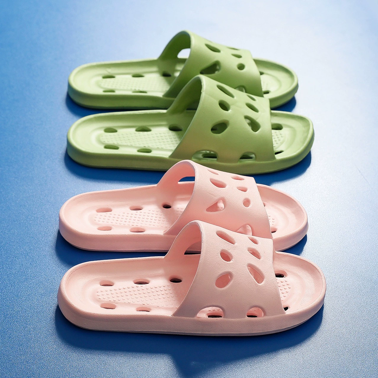 Летние тапочки с протекающей водой из сыра