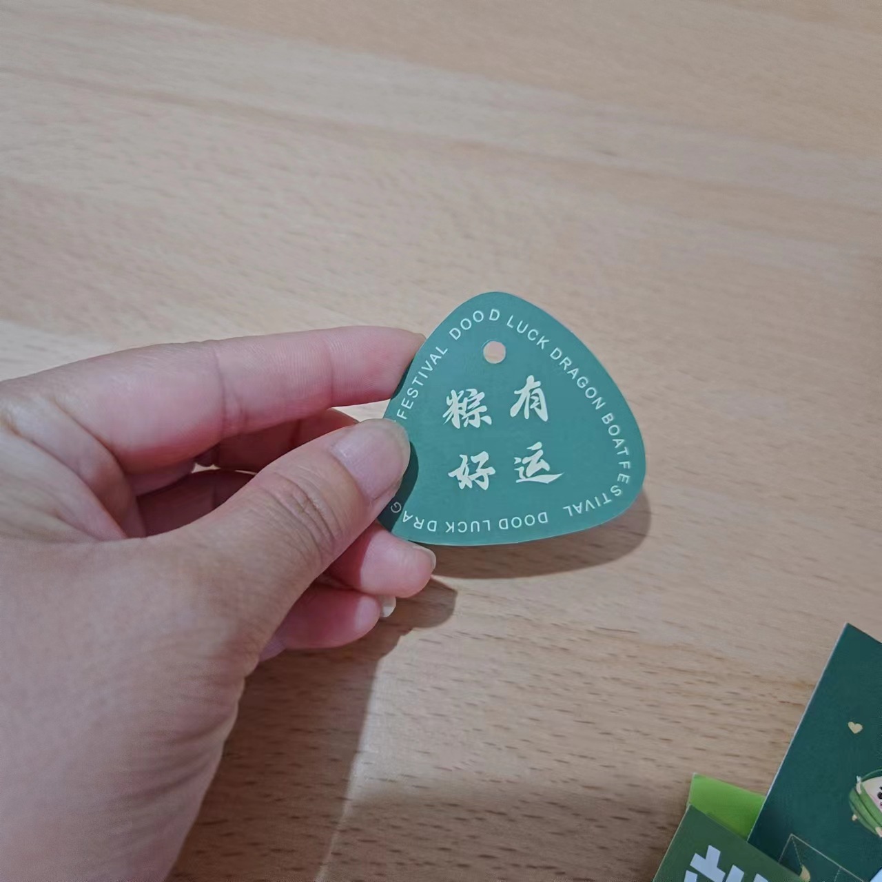 Zong에는 행운을 빌어요 양면 카드 2장이 있습니다.