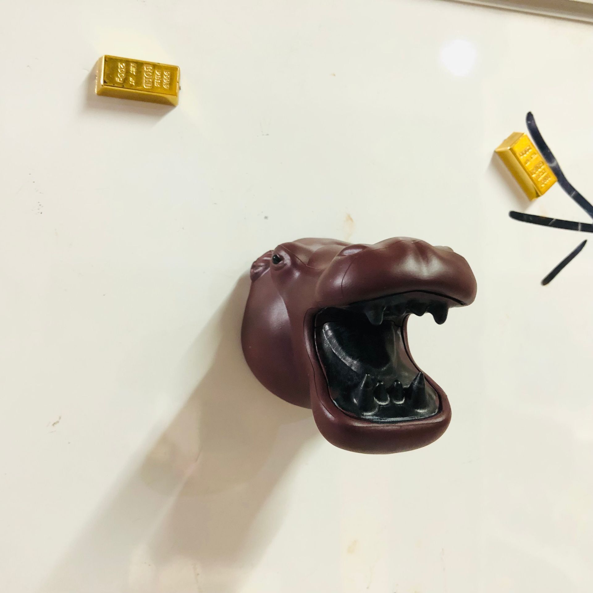 Nueva caja de PVC tarjeta de color de embalaje hipopótamo bestia cabeza Abrebotellas con imán de adsorción etiqueta engomada del refrigerador lindo abrebotellas