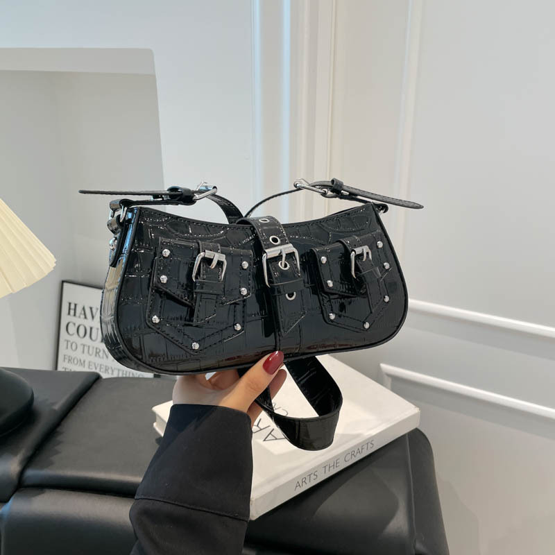 法式复古包包女2025新款时尚百搭斜挎包辣妹机车包休闲通勤饺子包