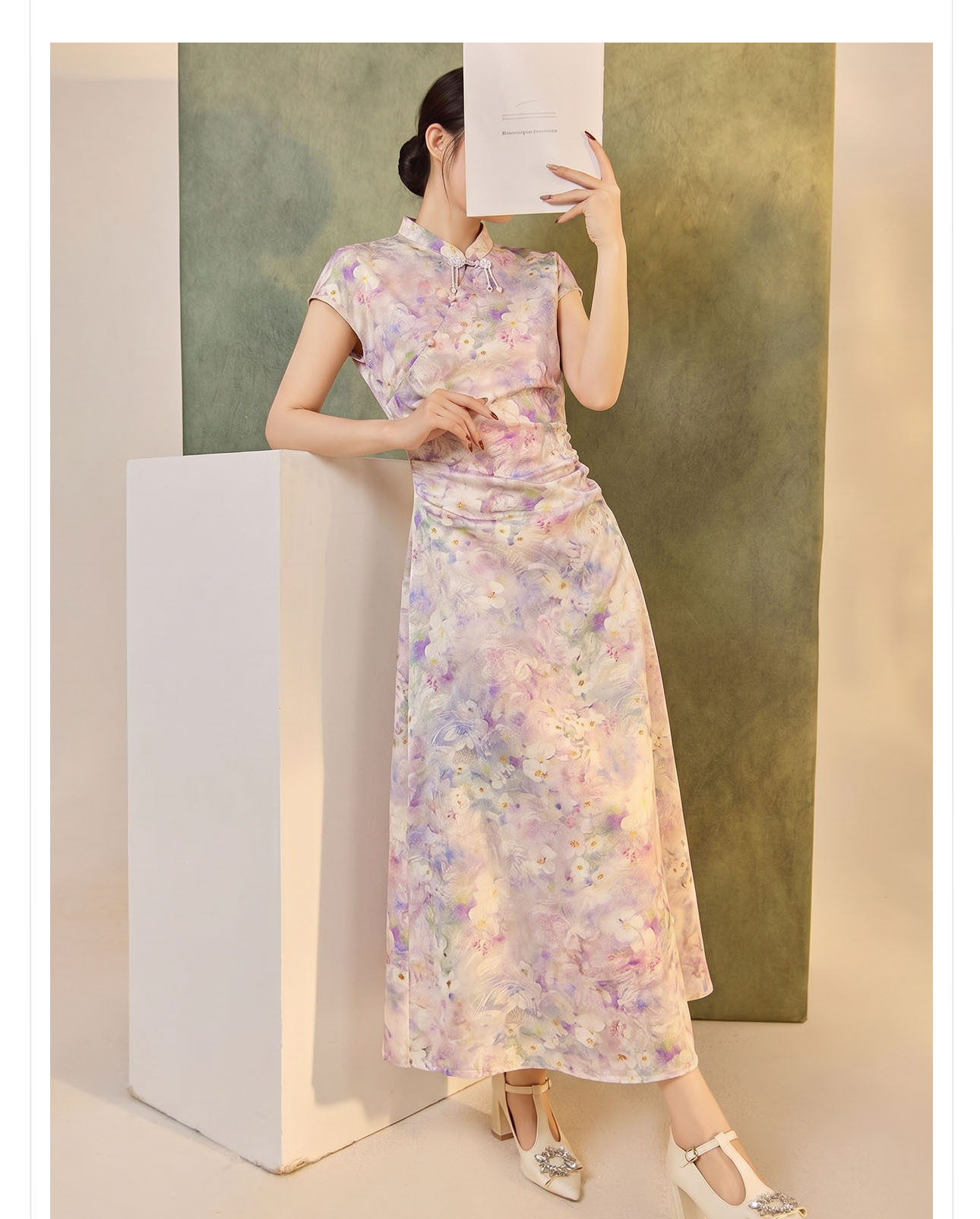 Đầm dài nữ nhuộm hoa cổ đứng thắt lưng nếp gấp chẻ tà — màu tím chi tiết 6