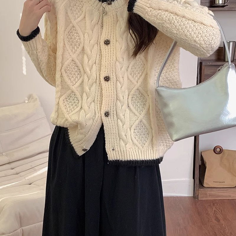 ミルク系は青い短い上着の麻花ニットのカーディガンを着ています。