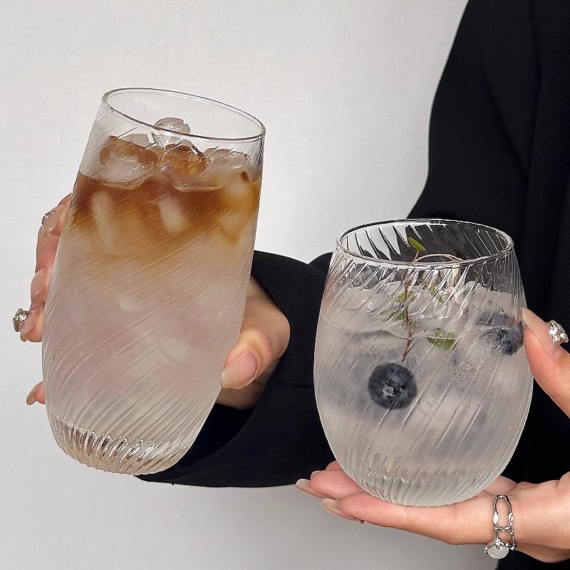 Taza de agua huevo rayado taza de leche nube taza de jugo taza de whisky taza de vino de vino flotante taza de bebida Wayne