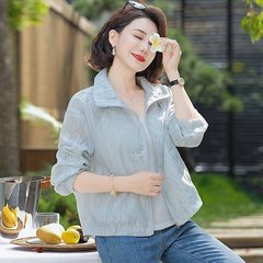 若いお母さんの春の服の洋風の小さいシャツのコートの短いタイプの中高年の婦人服の夏の日焼け止めの服の薄いタイプの上着のファッション