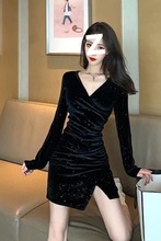 包臀连衣裙女V领气质春秋新款韩版收腰显瘦丝绒长袖打底裙潮批发