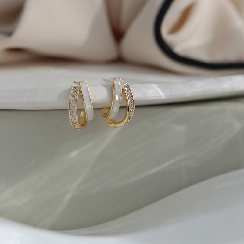 Ingresos franceses de perlas de moda femenina simple pendientes rojos ligeros de lujo versátiles pendientes de nicho de alta calidad