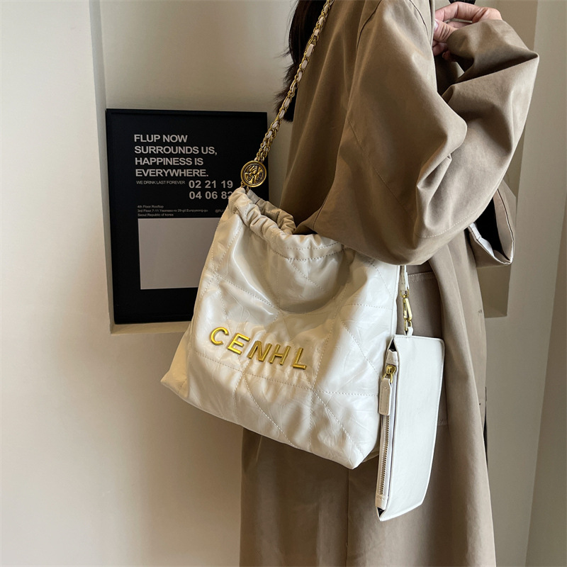 Bolsas de basura transfronterizas pequeñas bolsas de cubo de cadena de viento fragante para mujeres otoño y invierno 2025 nueva textura mochila de hombro de moda mochila