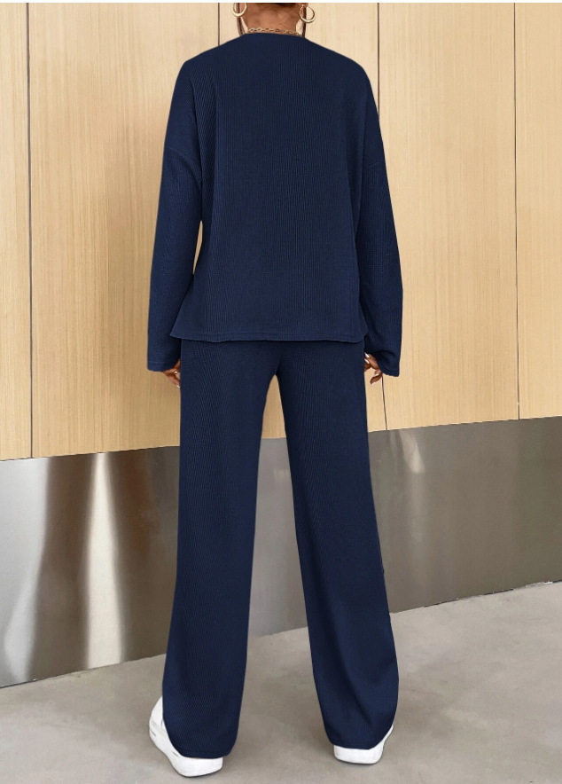 Completo donna con t-shirt girocollo e pantaloni a gamba dritta_voghion.com