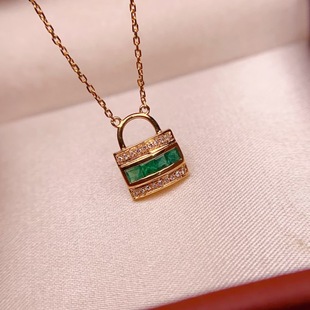 Fubei Diamond Jewelry 18K Gold Inlaid with Emerald Niche Design Clavicle Chain Square Pendant Lock Head Jewelry