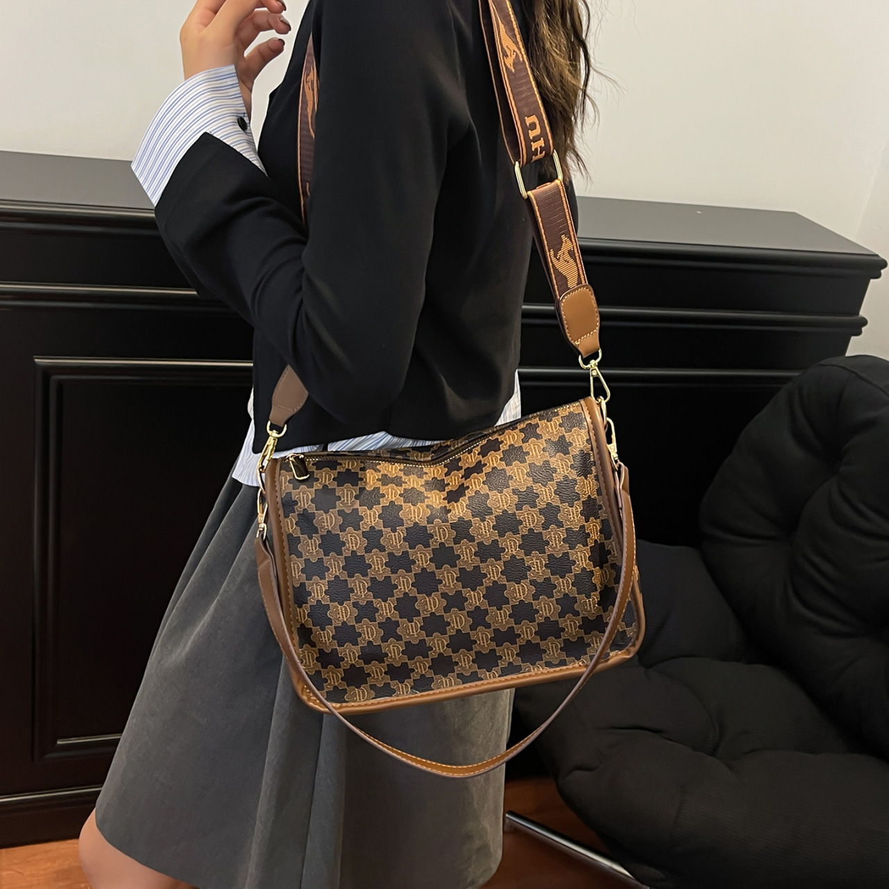 Fashionable Women's Printed Shoulder Bag With Luxurious Texture_voghion.com