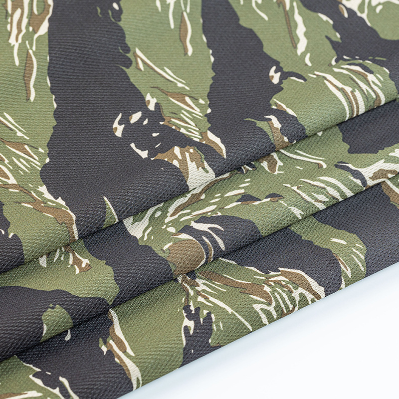厂家直销涤纶针织布料越战绿虎纹加绒迷彩鸟眼网布不褪色面料批发