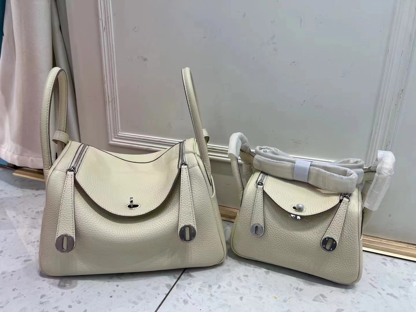 Bolsos de cuero Lindy de piel de vaca con togo de primera capa 2025 Bolsos de cubo retro de estilo europeo y americano Bolsos portátiles de moda